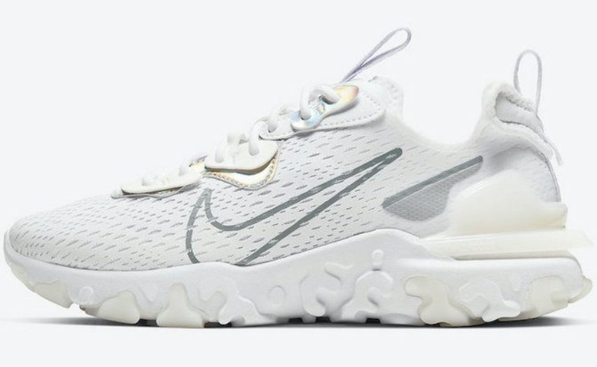 Les baskets Nike React offrent une combinaison exceptionnelle de style moderne et d'innovation technologique. Leur design élégant et les lignes épurées en font un choix incontournable.pas cher.le moins cher.