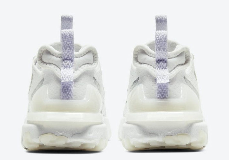 Les baskets Nike React offrent une combinaison exceptionnelle de style moderne et d'innovation technologique. Leur design élégant et les lignes épurées en font un choix incontournable.pas cher.le moins cher.