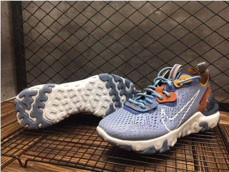 Les baskets Nike React offrent une combinaison exceptionnelle de style moderne et d'innovation technologique. Leur design élégant et les lignes épurées en font un choix incontournable.pas cher.le moins cher.