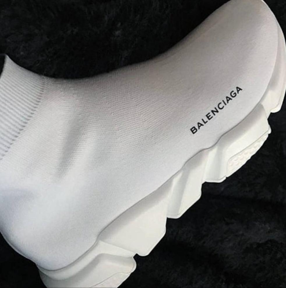 Les baskets Balenciaga Stretch-Knit Mid Sneakers se distinguent par leur style emblématique et leur performance exceptionnelle.