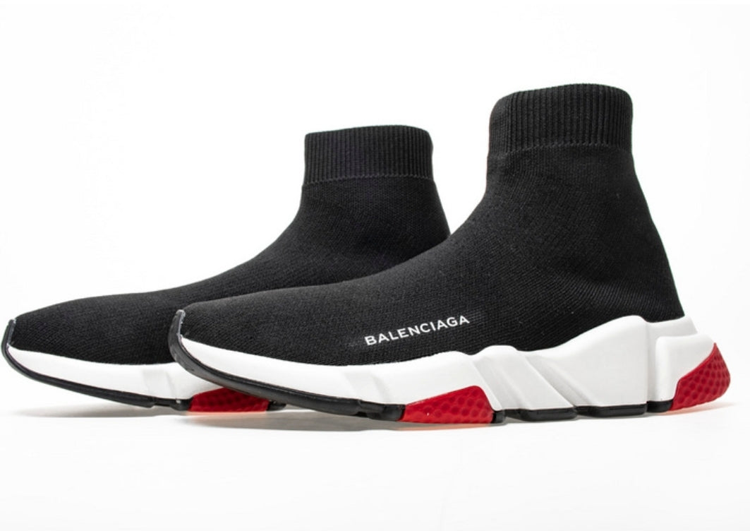 Les baskets Balenciaga Stretch-Knit Mid Sneakers se distinguent par leur style emblématique et leur performance exceptionnelle.
