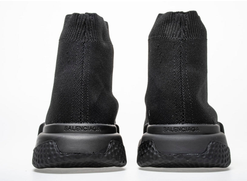 Les baskets Balenciaga Stretch-Knit Mid Sneakers se distinguent par leur style emblématique et leur performance exceptionnelle.