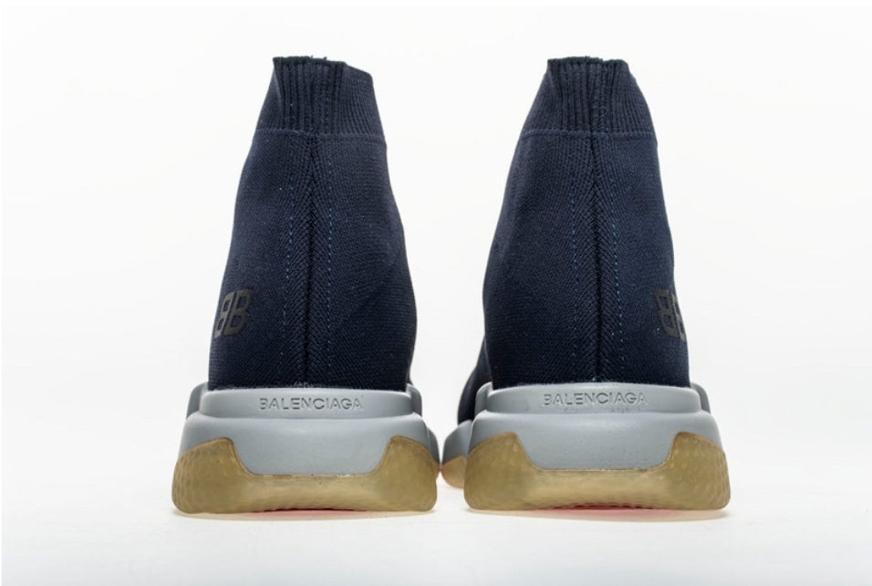 Les baskets Balenciaga Stretch-Knit Mid Sneakers se distinguent par leur style emblématique et leur performance exceptionnelle.