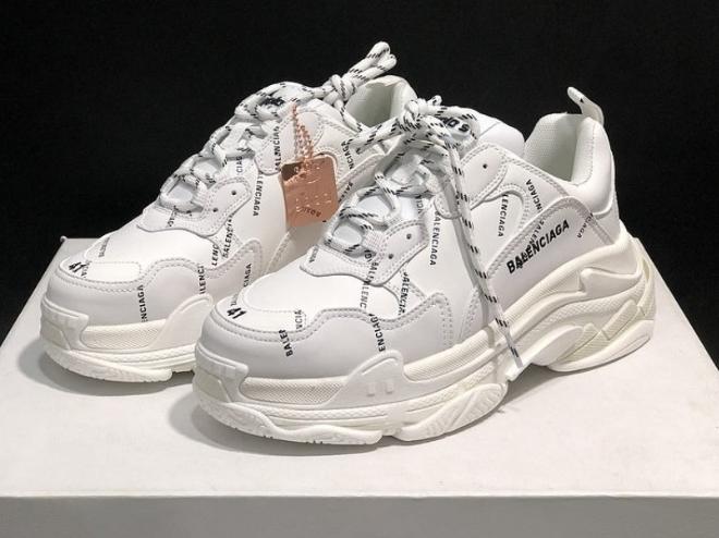 Les baskets Balenciaga Triple S incarnent un style emblématique et incontournable un luxe contemporain.
leur design novateur. Le moins cher.