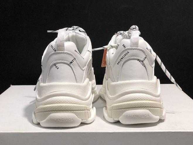 Les baskets Balenciaga Triple S incarnent un style emblématique et incontournable un luxe contemporain.
leur design novateur. Le moins cher.