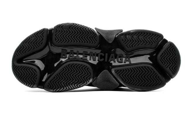 Les baskets Balenciaga Triple S incarnent un style emblématique et incontournable un luxe contemporain.
leur design novateur. Le moins cher.