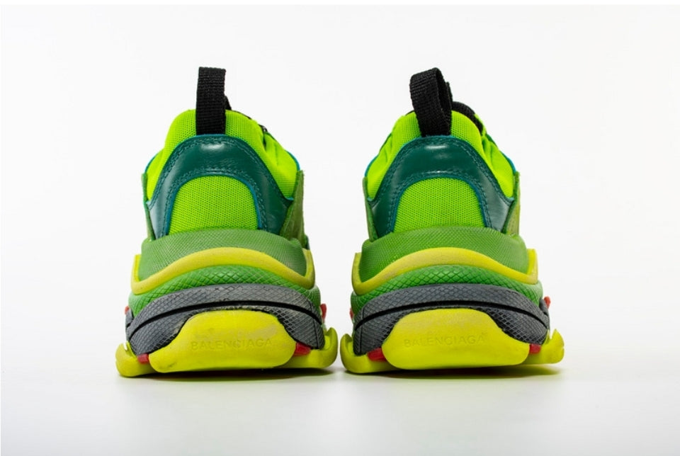 Les baskets Balenciaga Triple S incarnent un style emblématique et incontournable un luxe contemporain.
leur design novateur. Le moins cher.