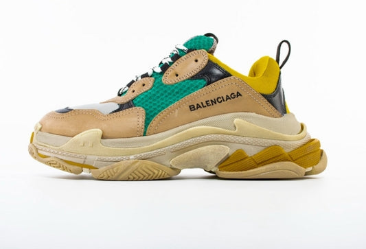 Les baskets Balenciaga Triple S incarnent un style emblématique et incontournable un luxe contemporain.
 leur design novateur. Le moins cher.