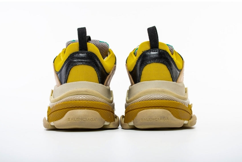 Les baskets Balenciaga Triple S incarnent un style emblématique et incontournable un luxe contemporain.
leur design novateur. Le moins cher.