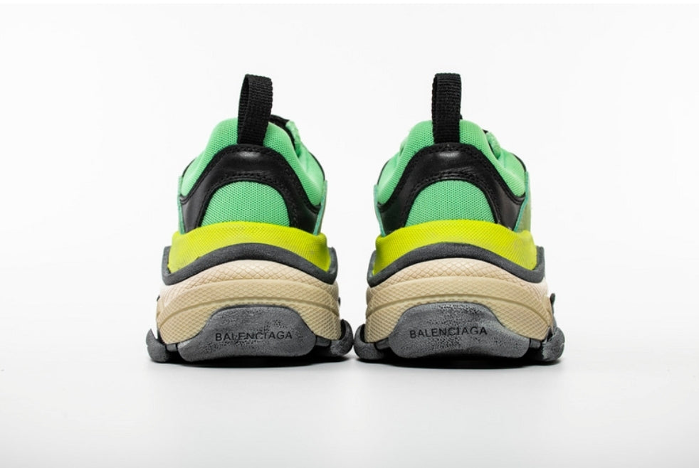 Les baskets Balenciaga Triple S incarnent un style emblématique et incontournable un luxe contemporain.
leur design novateur. Le moins cher.