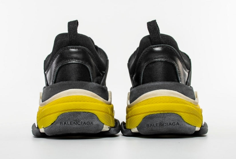 Les baskets Balenciaga Triple S incarnent un style emblématique et incontournable un luxe contemporain.
leur design novateur. Le moins cher.