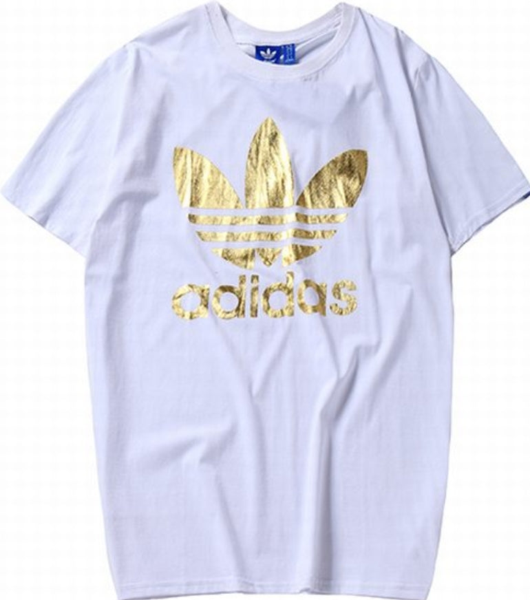 Le t-shirt Adidas incarne un style sportif moderne et une grande polyvalence.