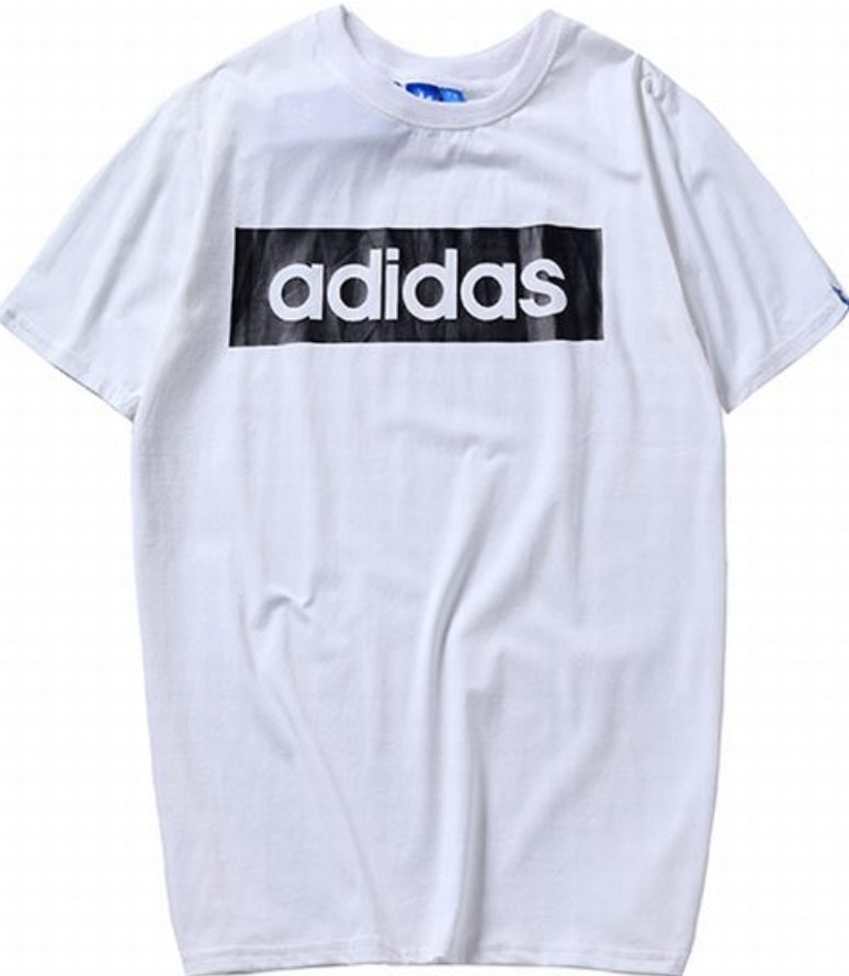 Le t-shirt Adidas incarne un style sportif moderne et une grande polyvalence.