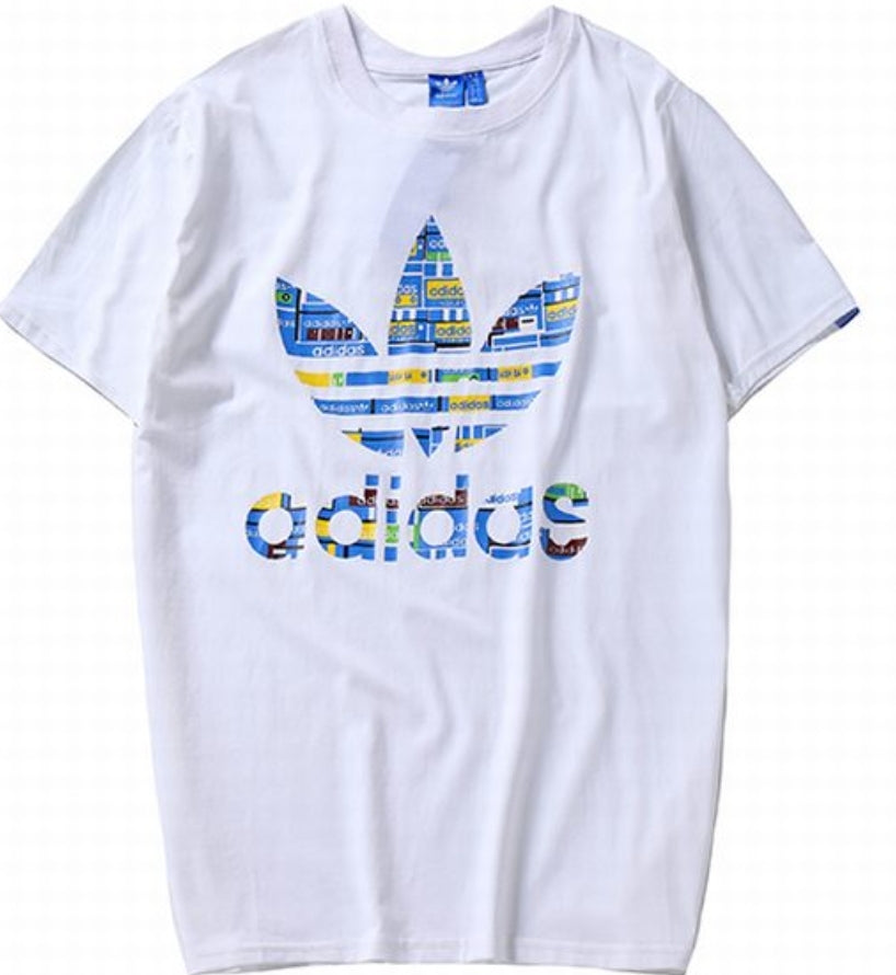 Le t-shirt Adidas incarne un style sportif moderne et une grande polyvalence.