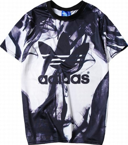 Le t-shirt Adidas incarne un style sportif moderne et une grande polyvalence.