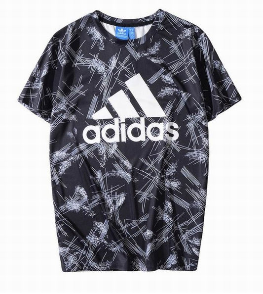 Le t-shirt Adidas incarne un style sportif moderne et une grande polyvalence.