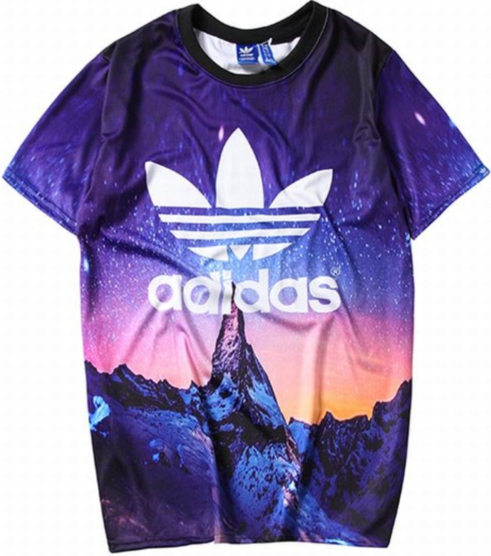 Le t-shirt Adidas incarne un style sportif moderne et une grande polyvalence.