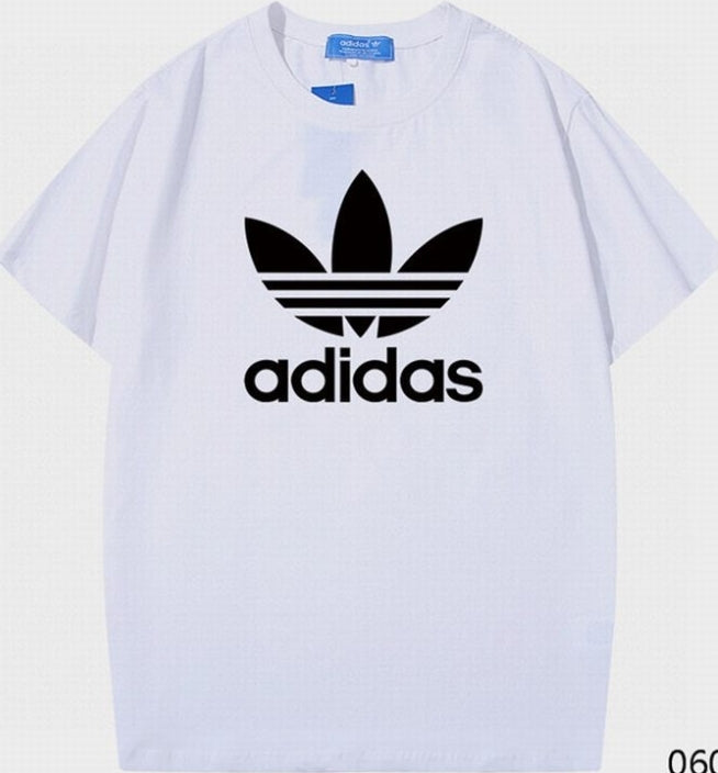 Le t-shirt Adidas incarne un style sportif moderne et une grande polyvalence.