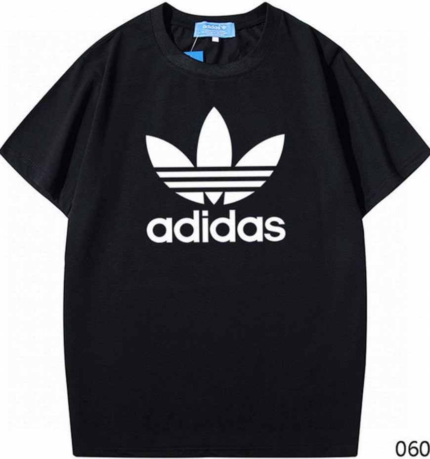 Le t-shirt Adidas incarne un style sportif moderne et une grande polyvalence.