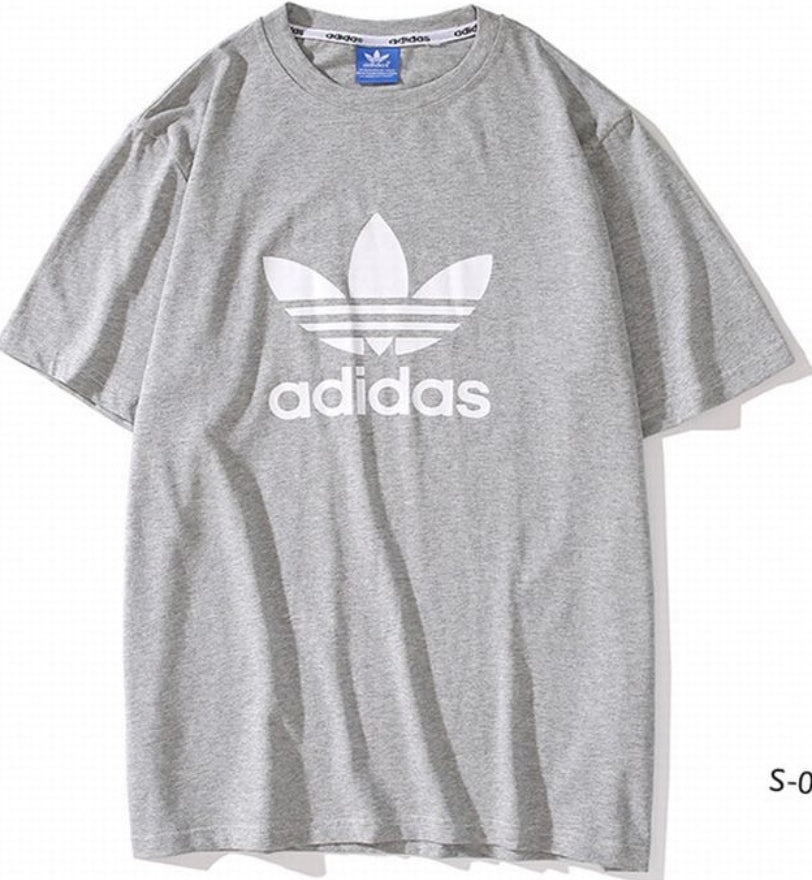 Le t-shirt Adidas incarne un style sportif moderne et une grande polyvalence. Avec son design épuré et sa qualité irréprochable, il est parfait pour ceux qui recherchent un équilibre entre performance et mode.