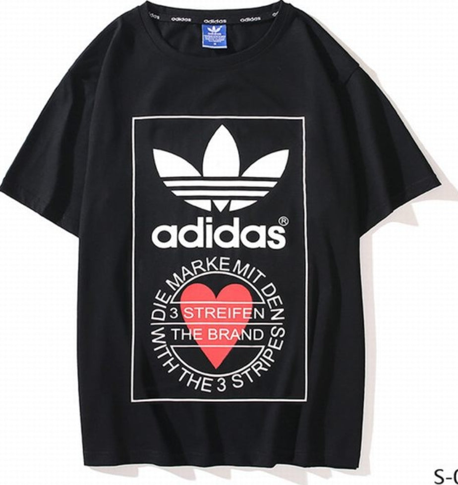 Le t-shirt Adidas incarne un style sportif moderne et une grande polyvalence. Avec son design épuré et sa qualité irréprochable, il est parfait pour ceux qui recherchent un équilibre entre performance et mode.