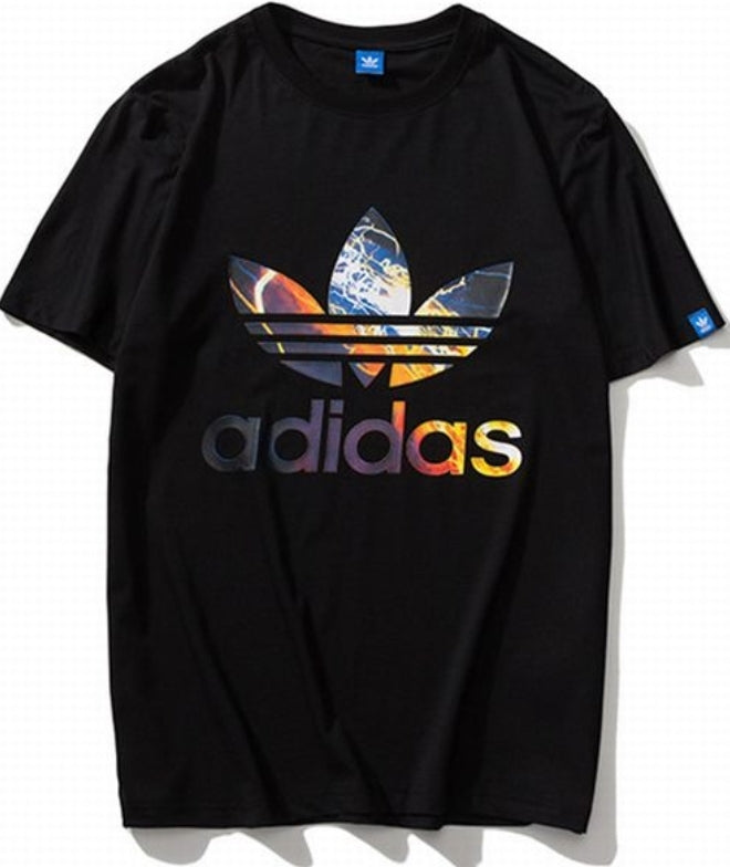 Le t-shirt Adidas incarne un style sportif moderne et une grande polyvalence. Avec son design épuré et sa qualité irréprochable, il est parfait pour ceux qui recherchent un équilibre entre performance et mode.