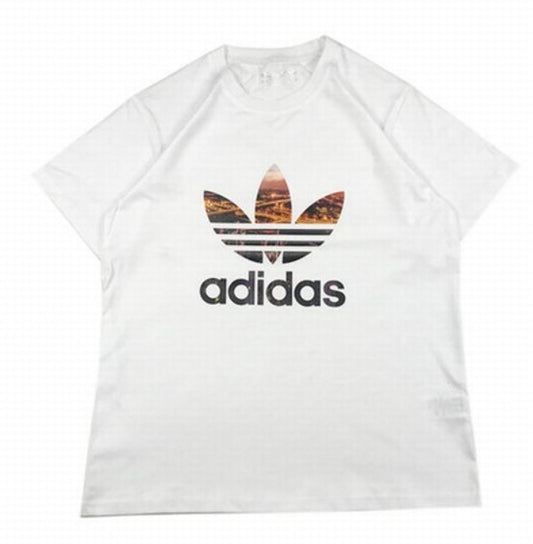 Le t-shirt Adidas incarne un style sportif moderne et une grande polyvalence. Avec son design épuré et sa qualité irréprochable, il est parfait pour ceux qui recherchent un équilibre entre performance et mode.