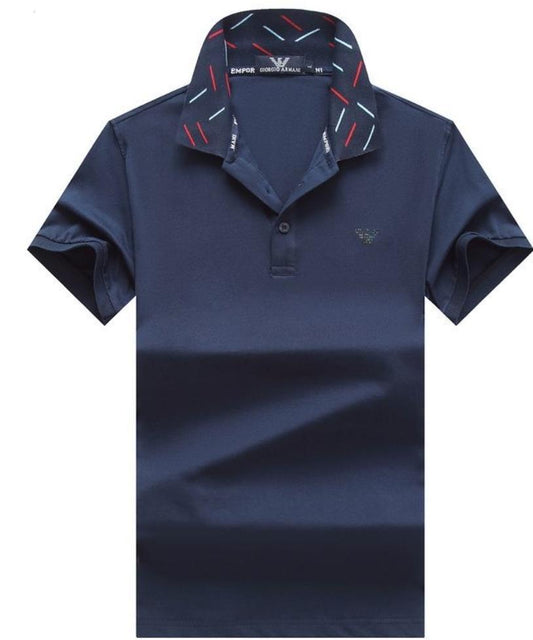 Les polos Armani pour homme reflètent l’élégance raffinée et le savoir-faire emblématique de la maison italienne. Au meilleur prix