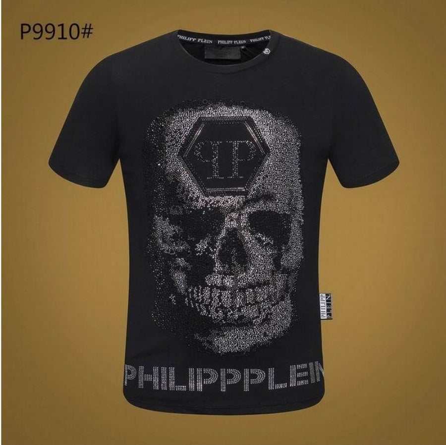 Le t-shirt Philipp Plein reflète une fusion audacieuse entre extravagance et sophistication moderne.