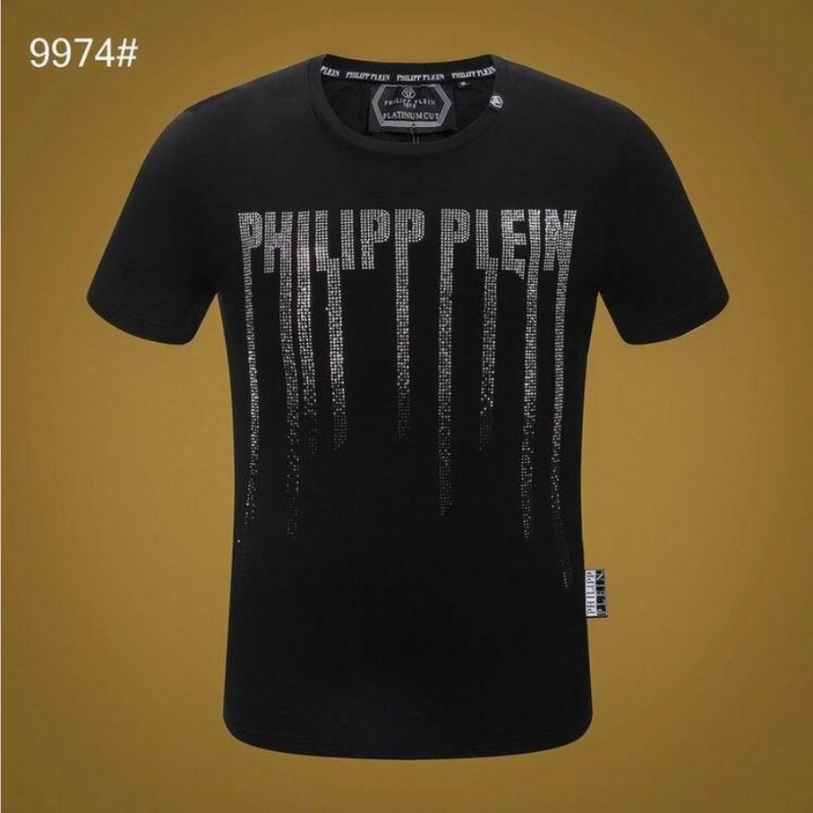 Le t-shirt Philipp Plein reflète une fusion audacieuse entre extravagance et sophistication moderne.
