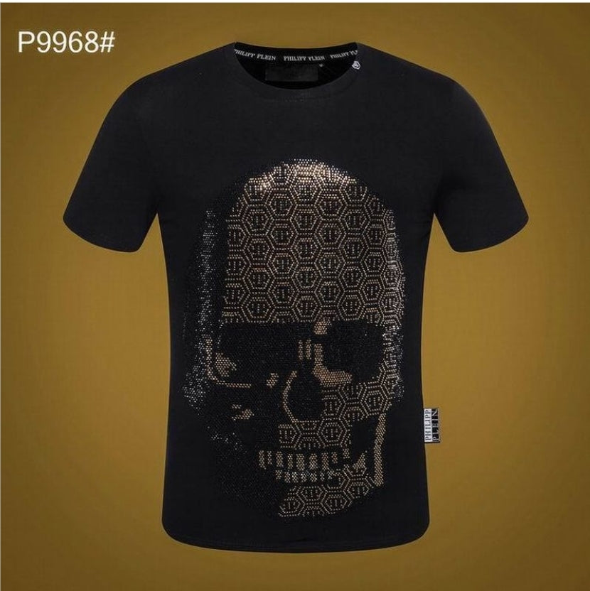 Le t-shirt Philipp Plein homme reflète une fusion audacieuse entre extravagance et sophistication moderne.