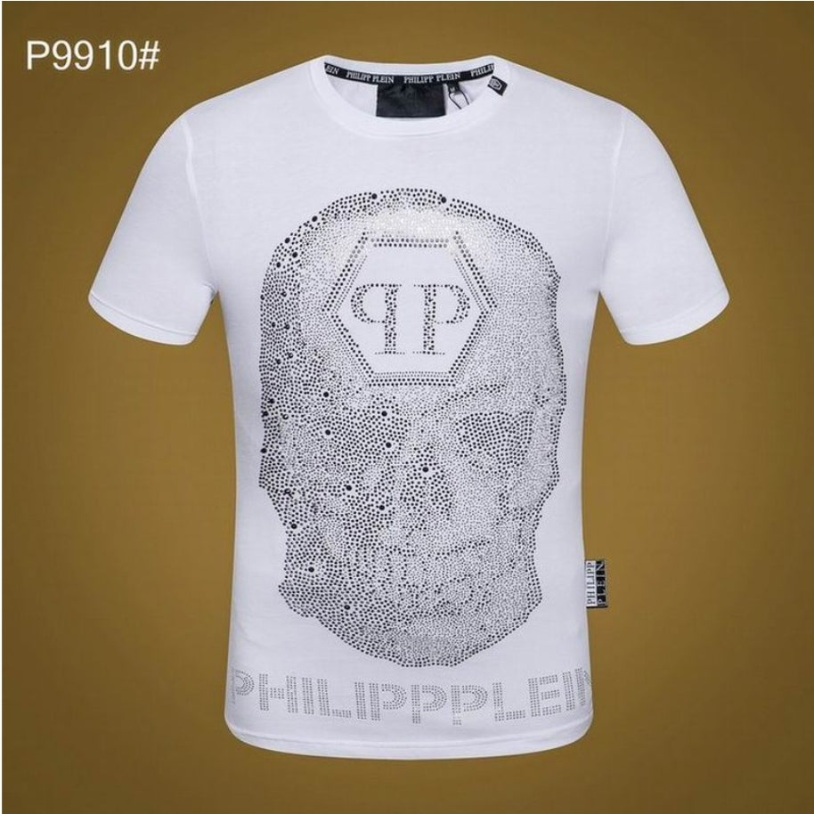Le t-shirt Philipp Plein homme reflète une fusion audacieuse entre extravagance et sophistication moderne.
