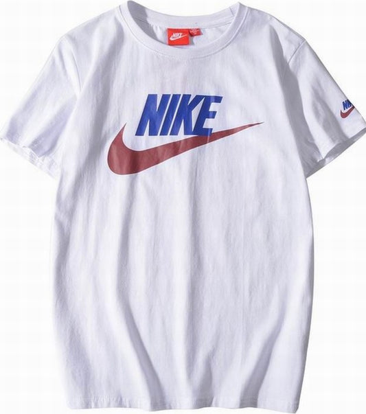 Le t-shirt Nike incarne un équilibre parfait entre performance sportive et style contemporain.