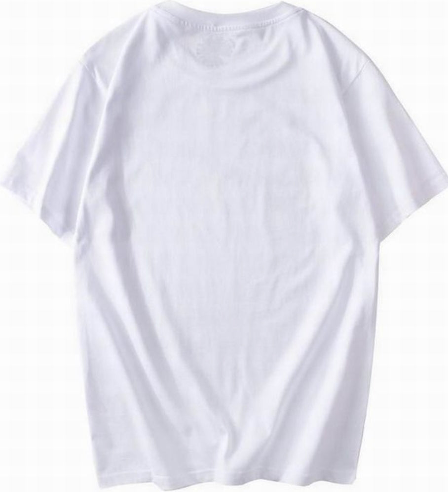 Le t-shirt Nike incarne un équilibre parfait entre performance sportive et style contemporain.