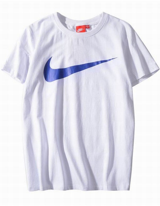 Le t-shirt Nike incarne un équilibre parfait entre performance sportive et style contemporain.