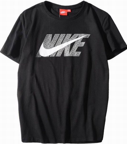 Le t-shirt Nike incarne un équilibre parfait entre performance sportive et style contemporain.