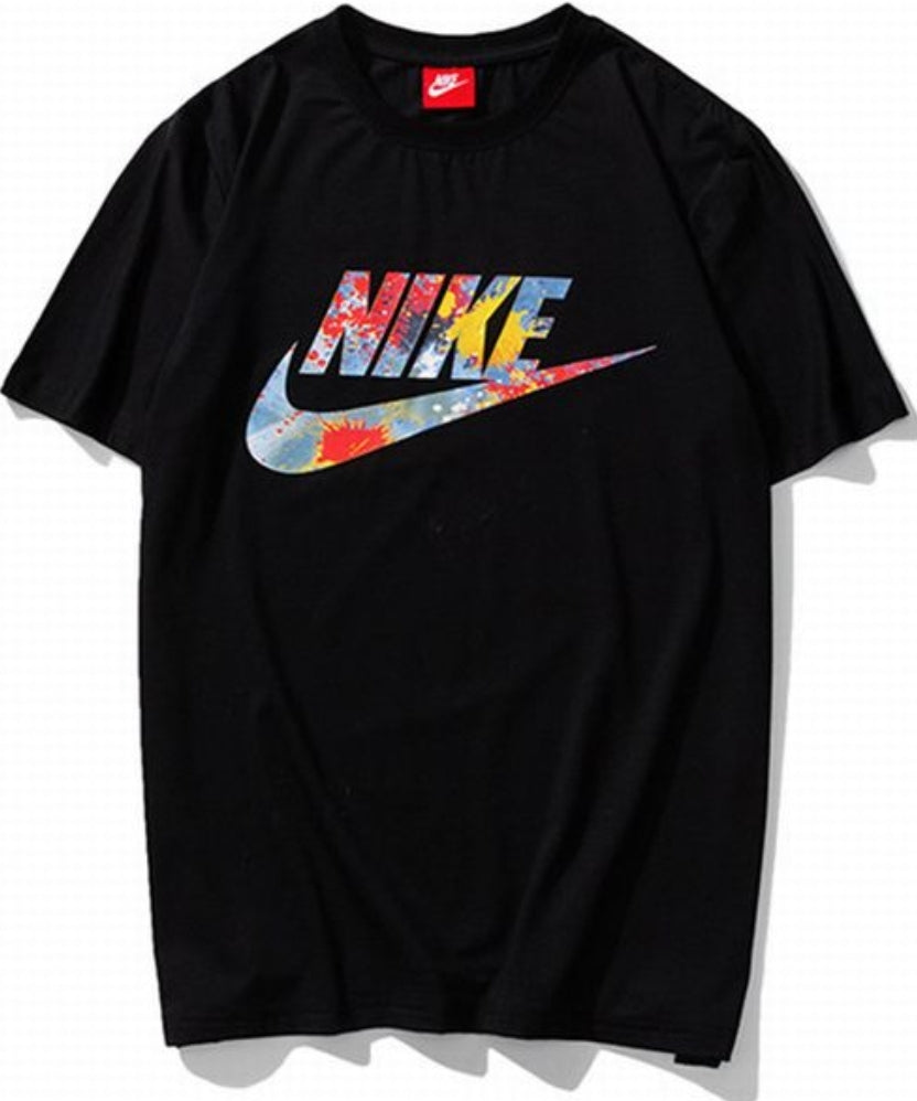 Le t-shirt Nike incarne un équilibre parfait entre performance sportive et style contemporain.