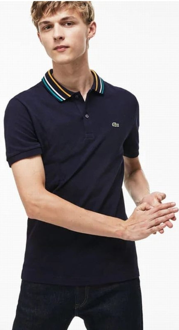 Les polos Lacoste pour homme sont le symbole parfait de l'élégance décontractée, alliant style et confort depuis des générations. Au meilleur prix.