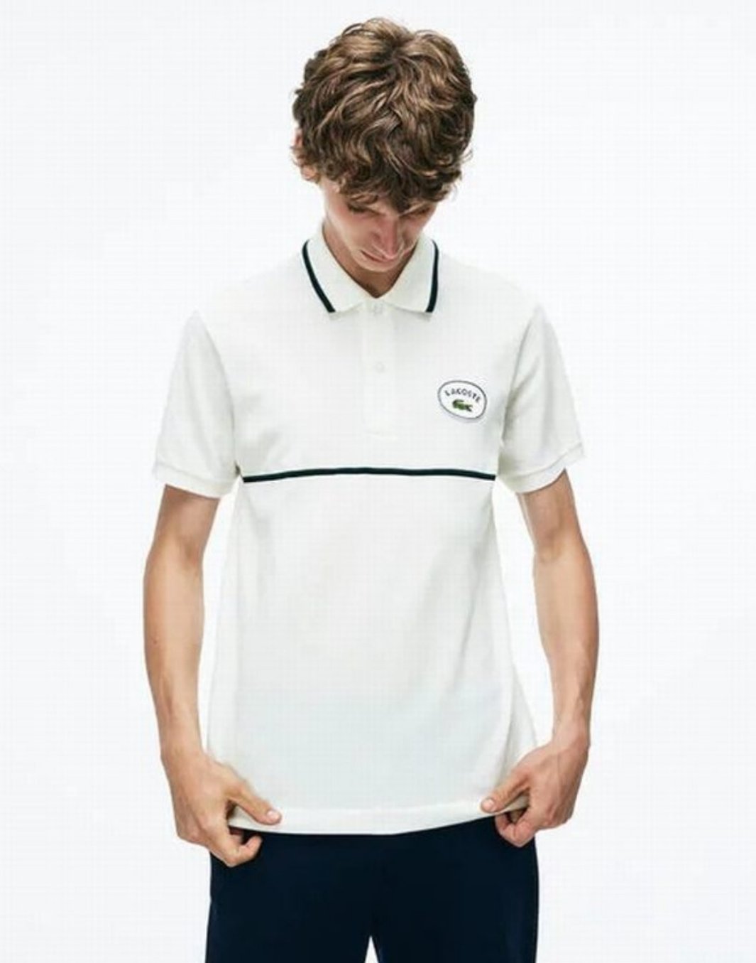 Les polos Lacoste pour homme sont le symbole parfait de l'élégance décontractée, alliant style et confort depuis des générations. Au meilleur prix.