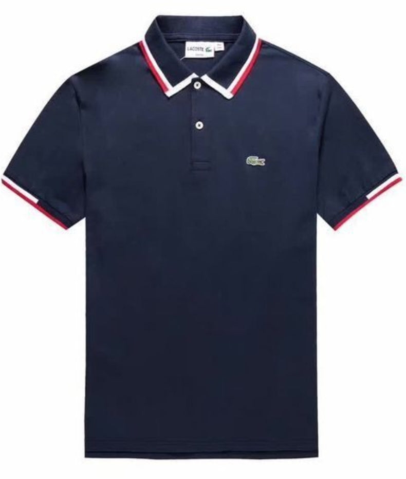 Les polos Lacoste pour homme sont le symbole parfait de l'élégance décontractée, alliant style et confort depuis des générations. Au meilleur prix.