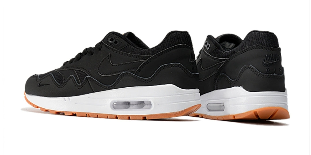 Les baskets Nike Air Max 1 sont iconiques pour leur style emblématique.retro incontournable pas cher. Le moins cher.exceptionnel