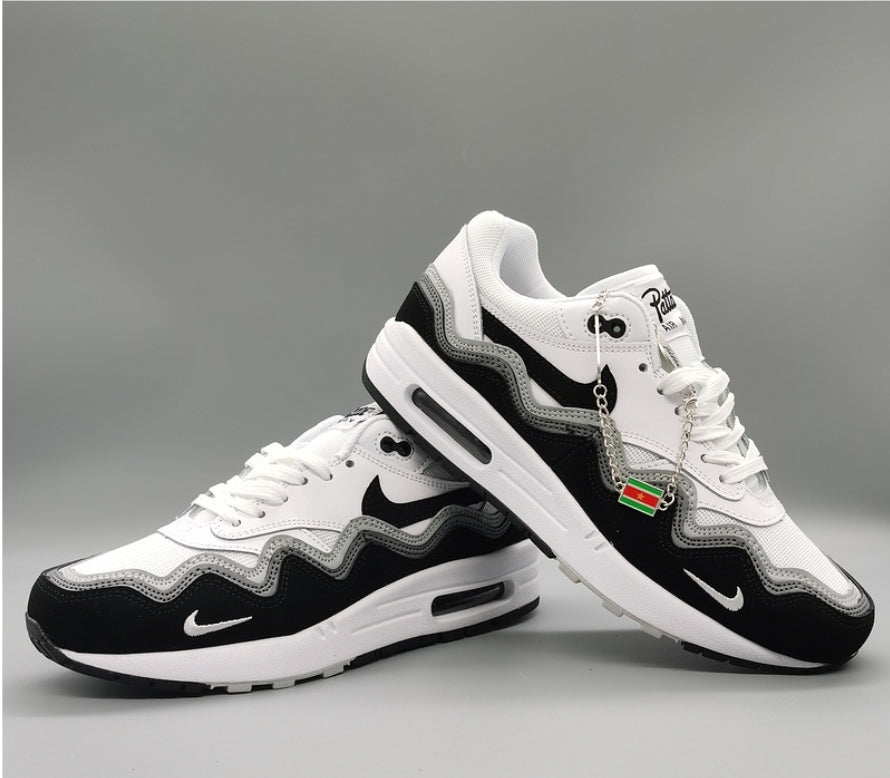 Les baskets Nike Air Max 1 sont iconiques pour leur style emblématique.retro incontournable pas cher. Le moins cher.exceptionnel
