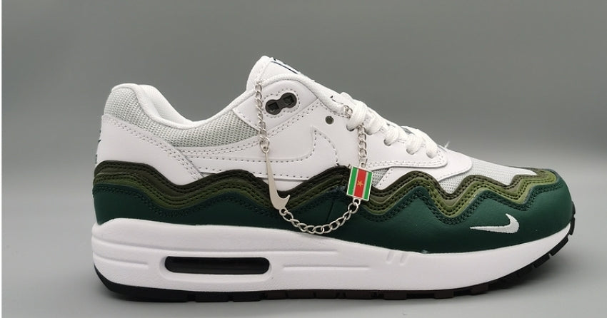 Les baskets Nike Air Max 1 sont iconiques pour leur style emblématique.retro incontournable pas cher. Le moins cher.exceptionnel