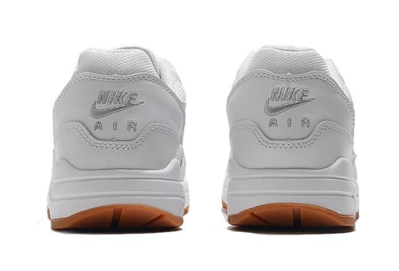 Les baskets Nike Air Max 1 sont iconiques pour leur style emblématique.retro incontournable pas cher. Le moins cher.exceptionnel