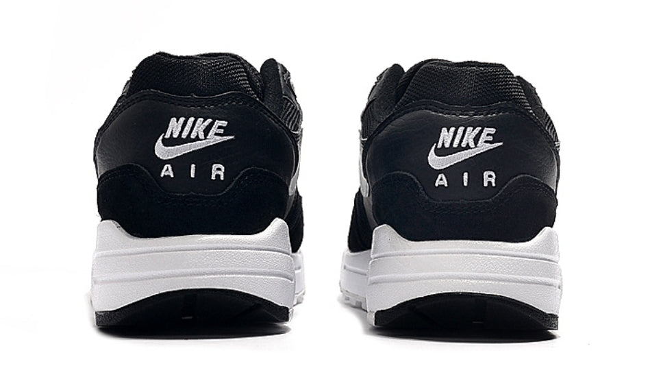 Les baskets Nike Air Max 1 sont iconiques pour leur style emblématique.retro incontournable pas cher. Le moins cher.exceptionnel