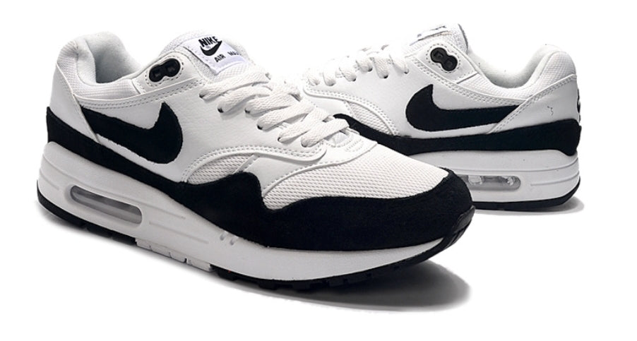 Les baskets Nike Air Max 1 sont iconiques pour leur style emblématique.retro incontournable pas cher. Le moins cher.exceptionnel