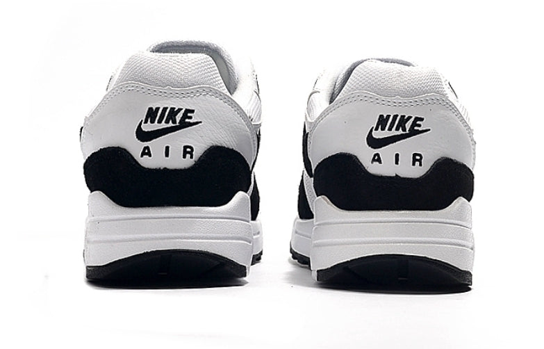 Les baskets Nike Air Max 1 sont iconiques pour leur style emblématique.retro incontournable pas cher. Le moins cher.exceptionnel