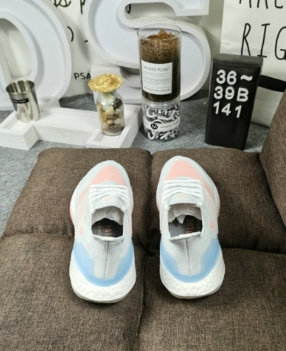 Les baskets Adidas UltraBoost 21 Femme.
Connues pour leur technologie de pointe et leur design moderne, sont un choix incontournable pour les coureuses et les amateurs de sport.