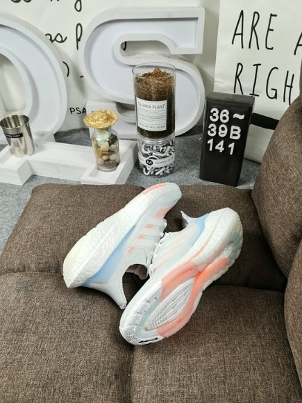 Les baskets Adidas UltraBoost 21 Femme.
Connues pour leur technologie de pointe et leur design moderne, sont un choix incontournable pour les coureuses et les amateurs de sport.