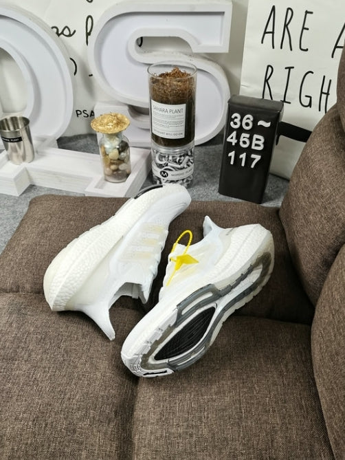 Les baskets Adidas UltraBoost 21 Femme.
Connues pour leur technologie de pointe et leur design moderne, sont un choix incontournable pour les coureuses et les amateurs de sport.